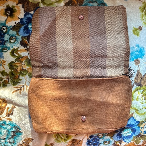 Vintage handmade embroidered snap closure clutch - Picture 2 of 6